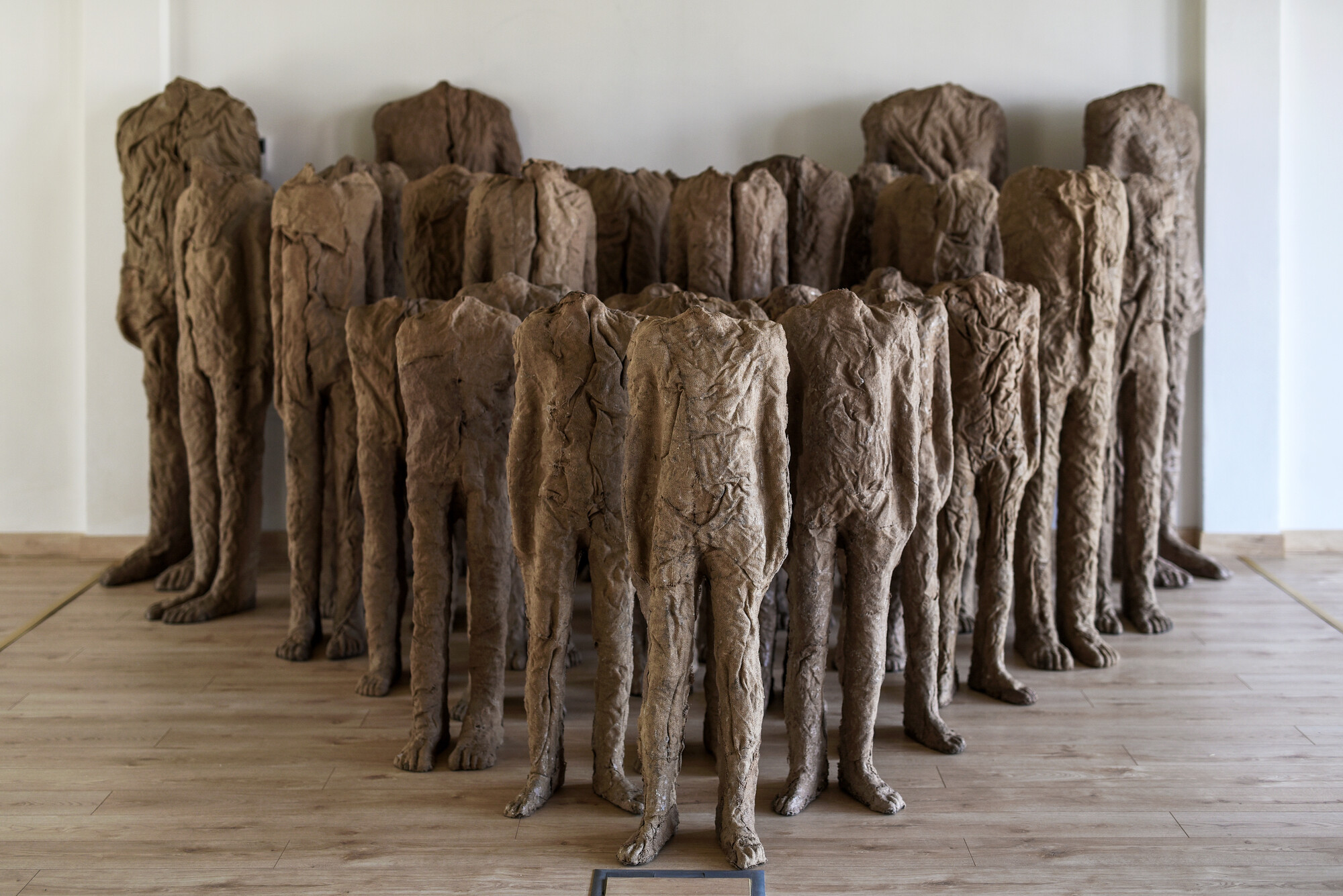 magdalena abakanowicz 12 seated figures