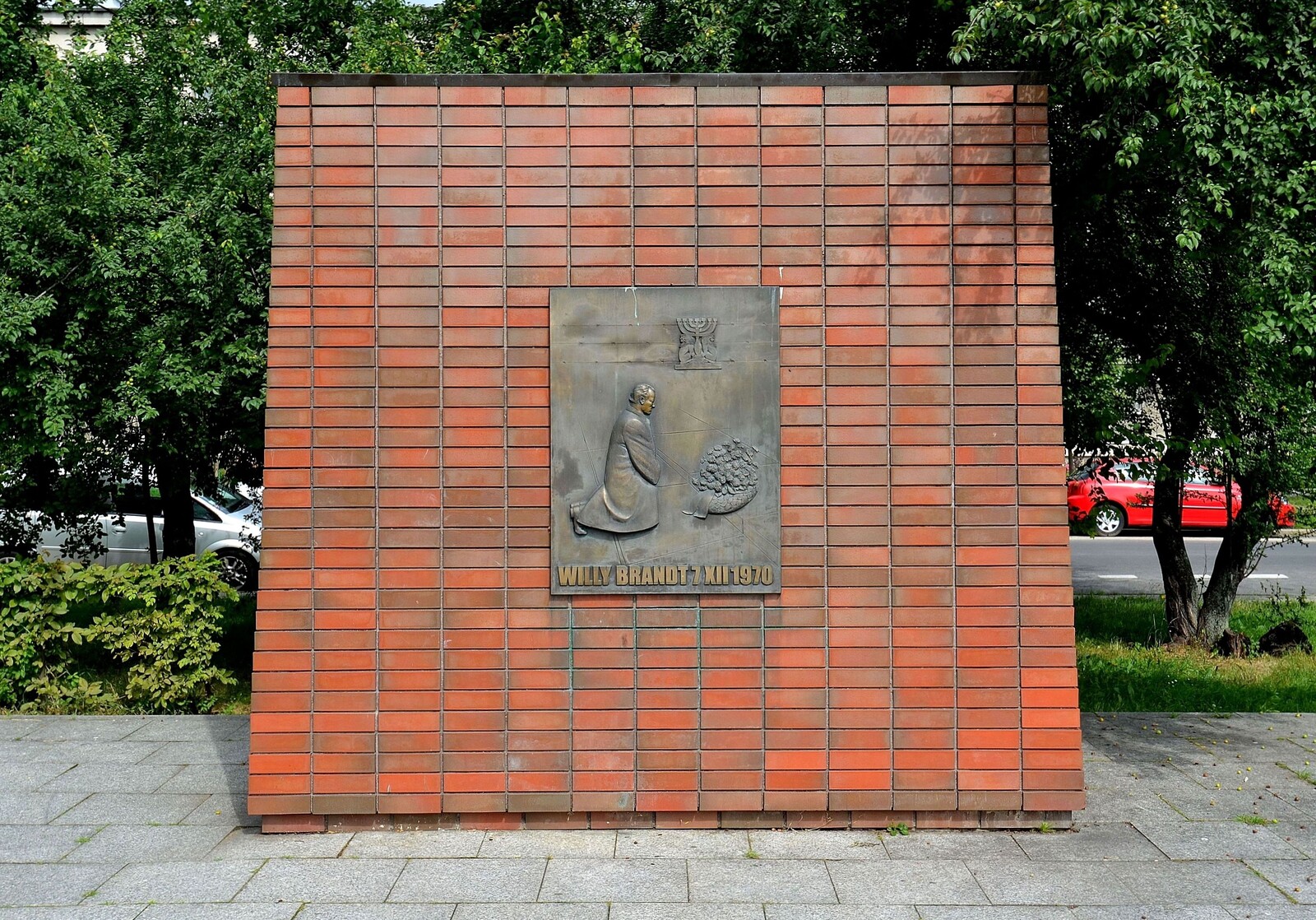 Monument unveiled to remember Warsaw Ghetto's buried archive of