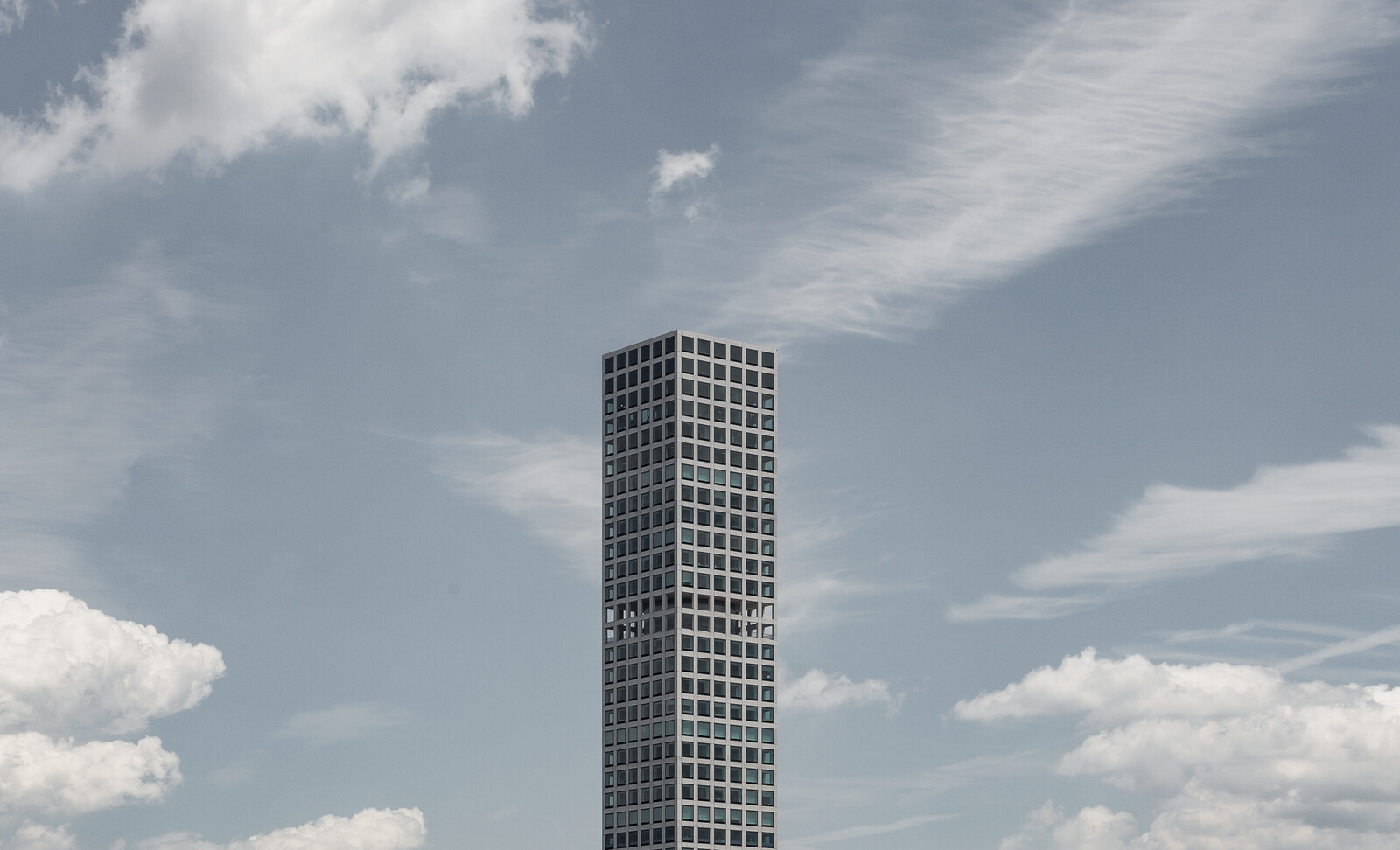 Positions - Pedro Gadanho - Five Meta-Reviews and Some Footnotes on the  (Im)Pertinence of Architectural Criticism